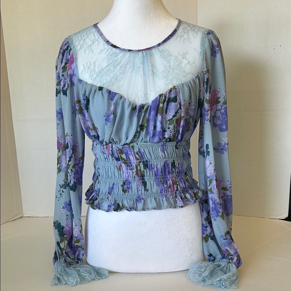 FREE PEOPLE DAPHNE BLOUSE IN A BLUE SILVER FLORAL, CROPPED, SMOCKED  TOP XS